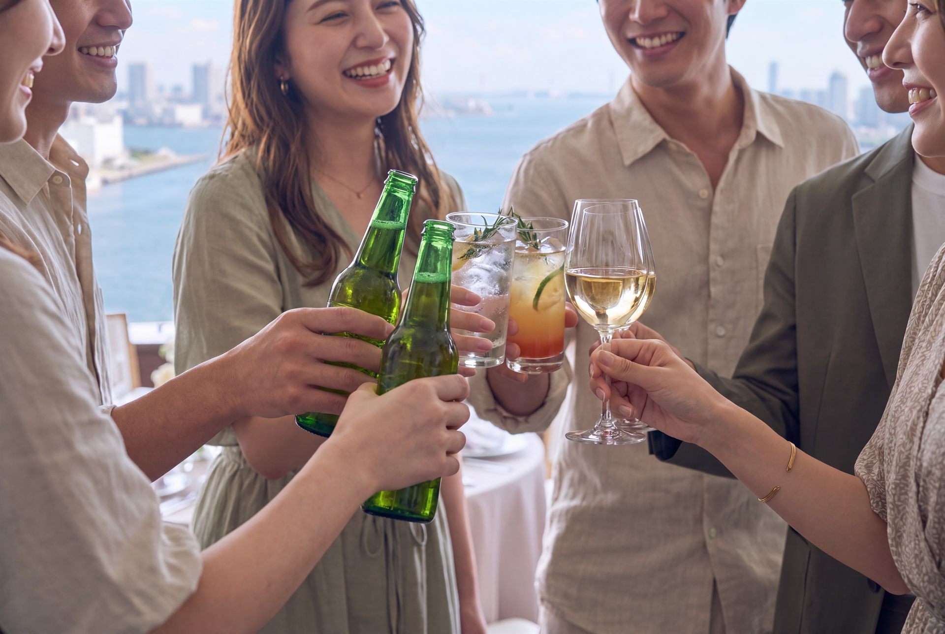 ドリンクを片手に乾杯するゲスト