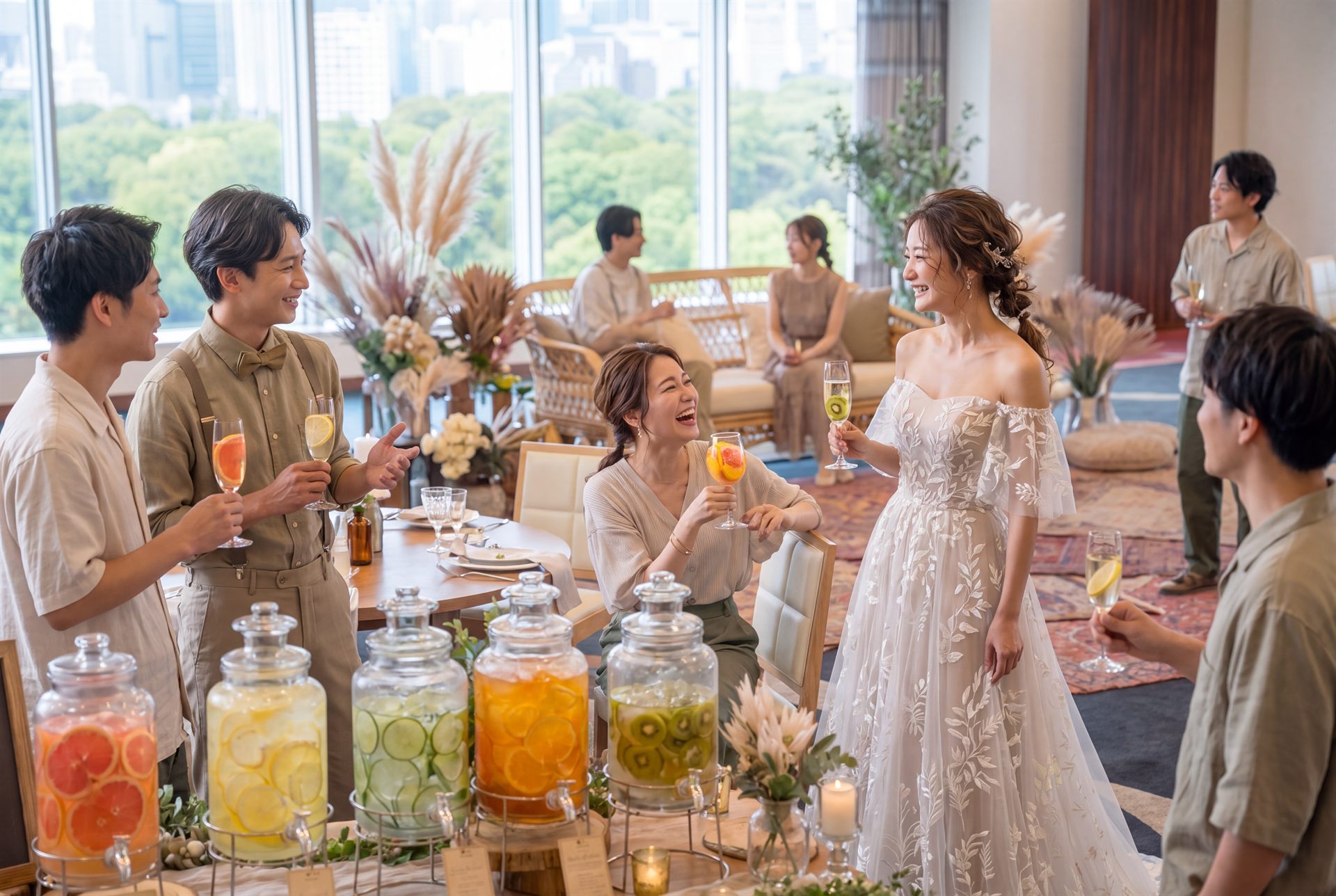 ドリンクを片手に集まって乾杯する新郎新婦とゲスト
