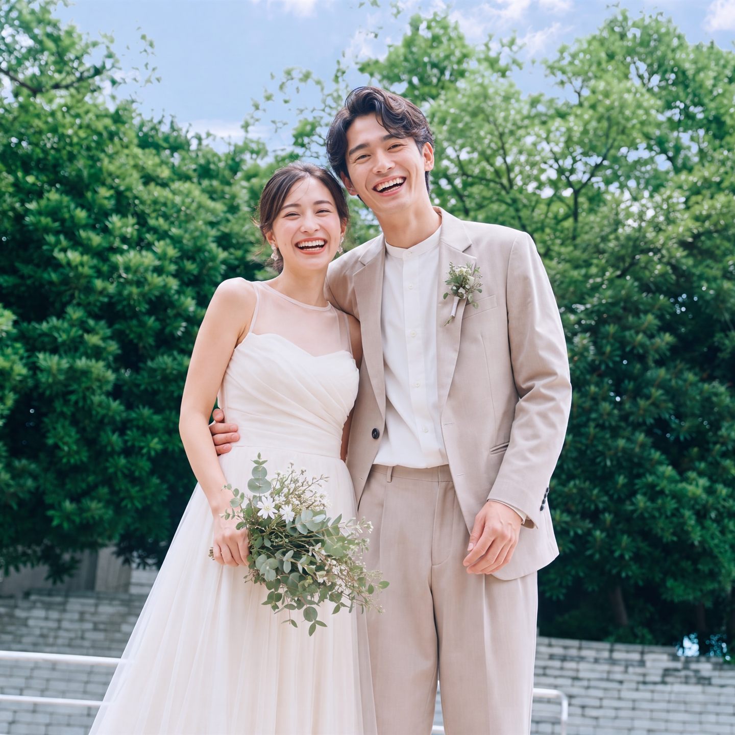 緑を背景に笑い合う新郎新婦